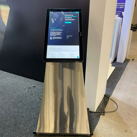 Totem digital com touchscreen para feiras de negócios
