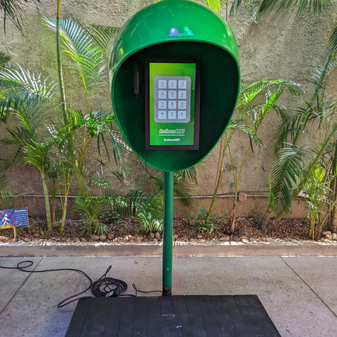 Totem digital com touchscreen para feiras de negócios