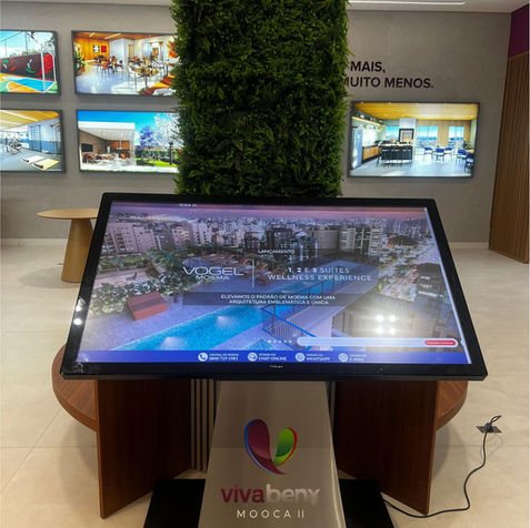 Tela interativa touch TOUK para experiências imersivas