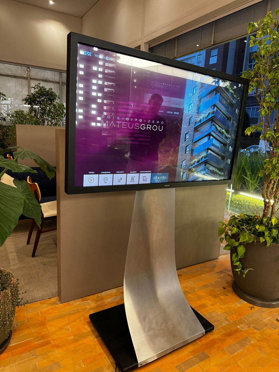 TV Touch Screen profissional para salas de reunião