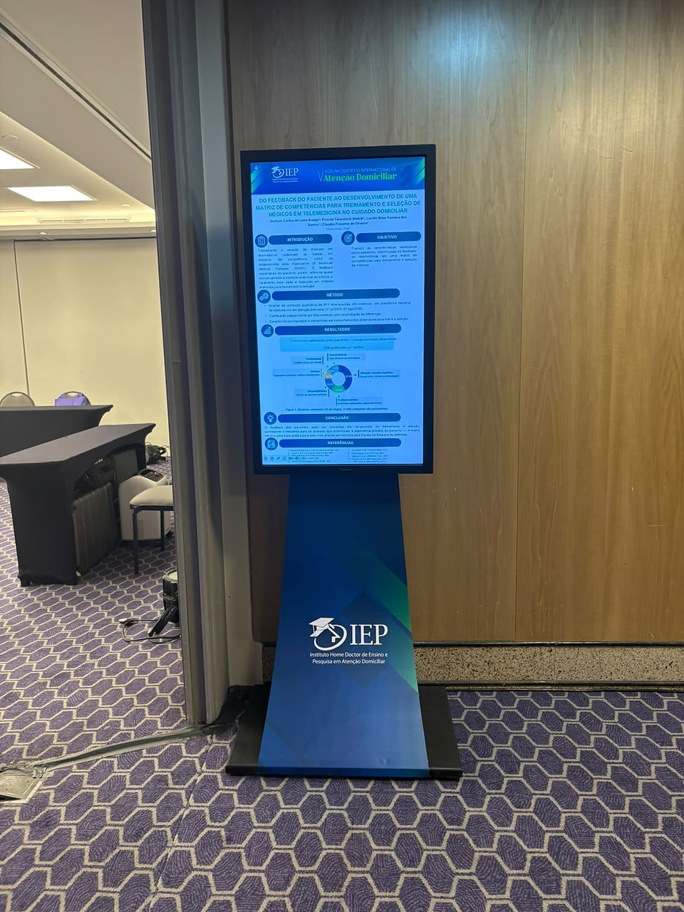 monitor touch screen com computador integrado para uso corporativo