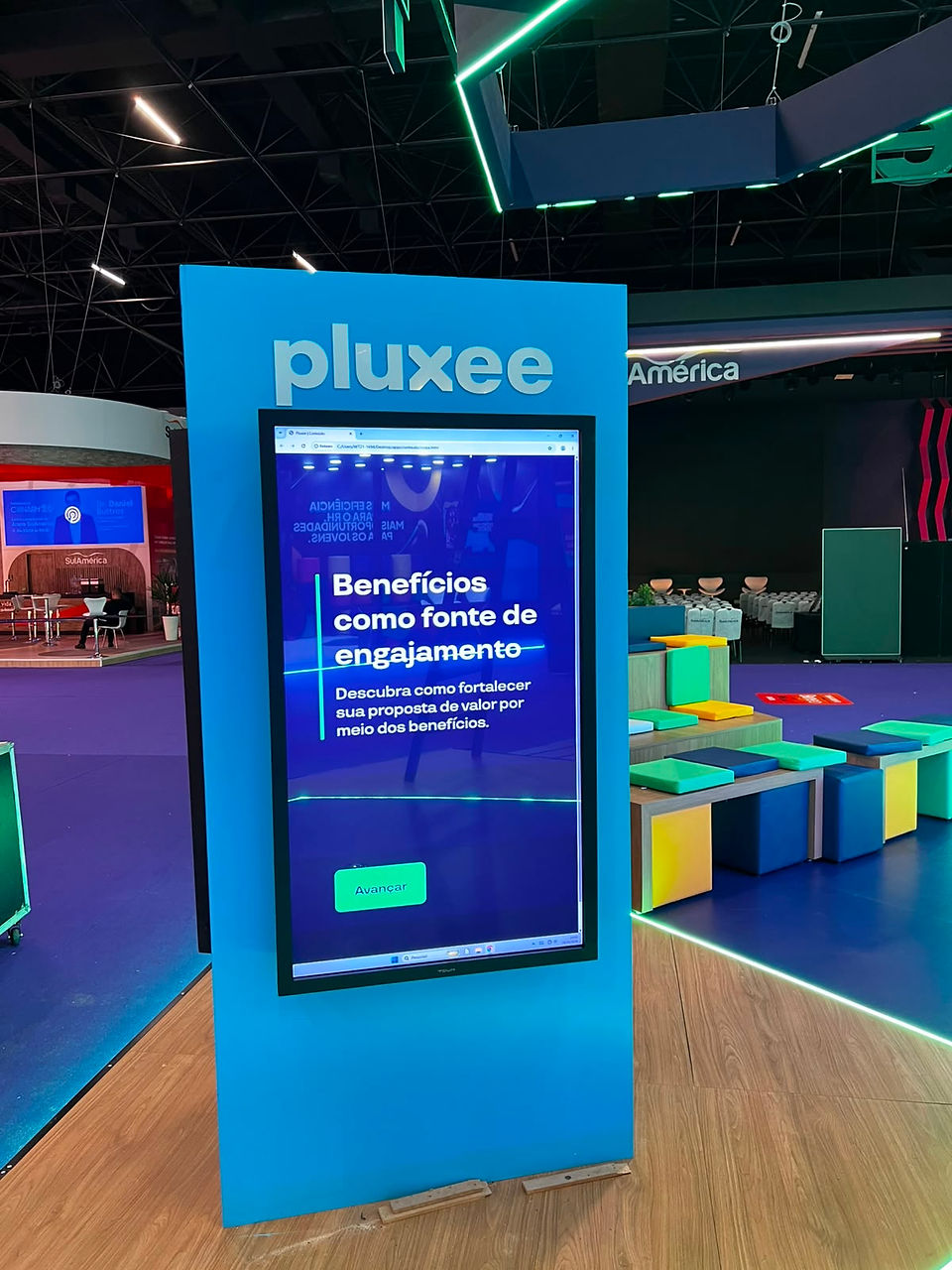 totem touch screen robusto para feiras e ações promocionais