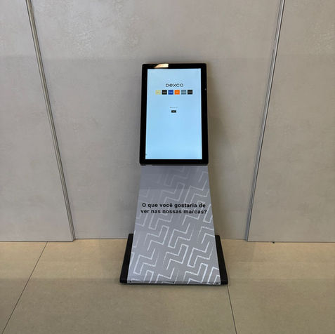 Totem com tela sensível ao toque para congressos e exposições