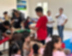 Voluntarios de Sonrisas que Trascienden acompañando a niños durante la entrega de regalos en la celebración del Día del Niño 2026 en Honduras.