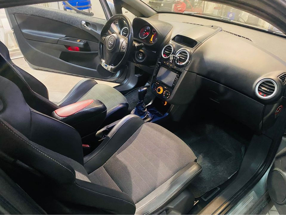 Miniatura: Opel Corsa OPC - 2010