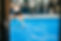 Padel-Spielerin sprintet zum Ball auf dem blauen Court der Padel Arena Sursee
