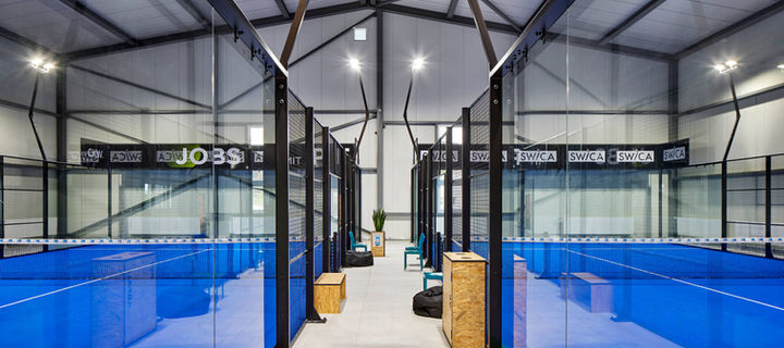 Padelcourt frontal mit Netz und Linien