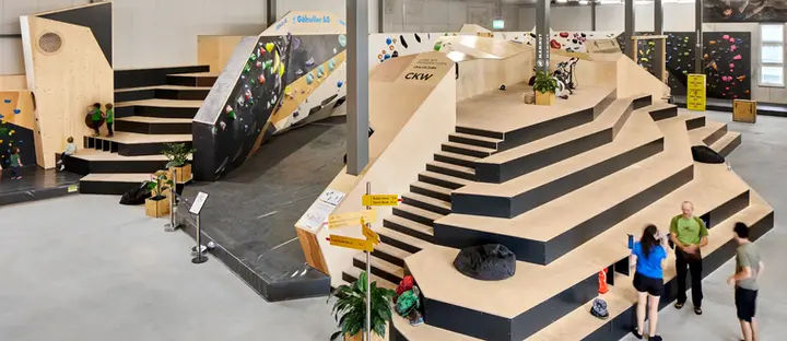 Tribüne mit Sitzstufen und angrenzendem Boulderbereich in der Arena Sursee
