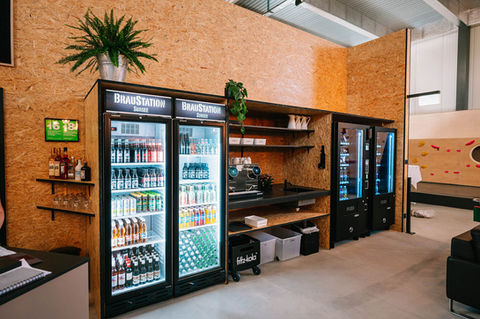 Selbstbedienungs‑Gastrobereich mit Getränkekühlschränken in der Arena Sursee