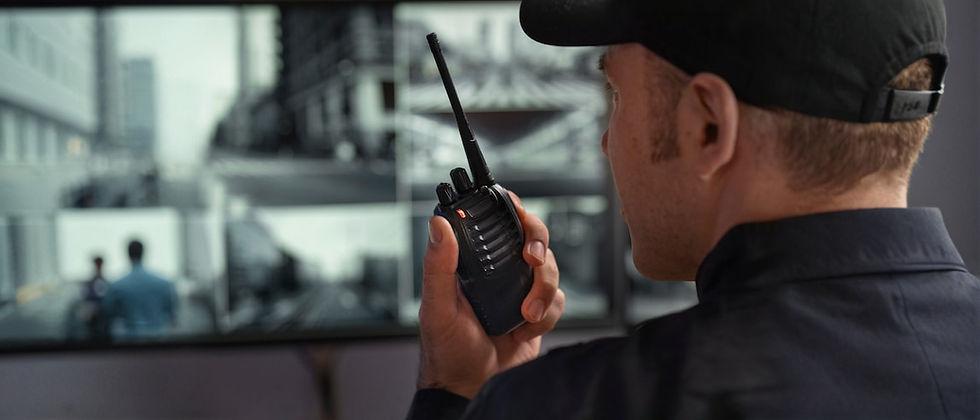 retrato-do-guarda-de-seguranca-masculino-com-estacao-de-radio-e-telas-de-camera_23-2150368
