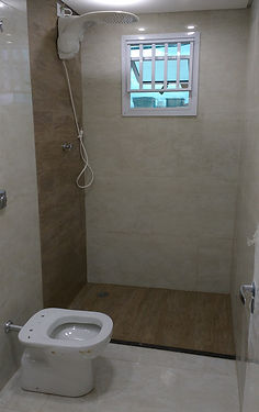 Reforma completa em banheiro/ Colocação de piso porcelanato/ instalação de revestimento cerâmico