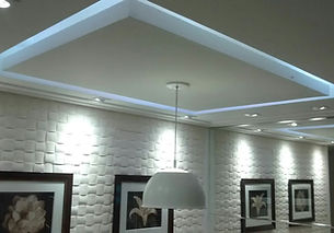 rebaixo de teto tabicado com ilha flutuante/ forro de gesso com ilha flutuante/ parede com placas de gesso 3D