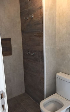 Reforma completa em banheiro/ Instalação de piso porcelanato/ colocação de revestimento cerâmico