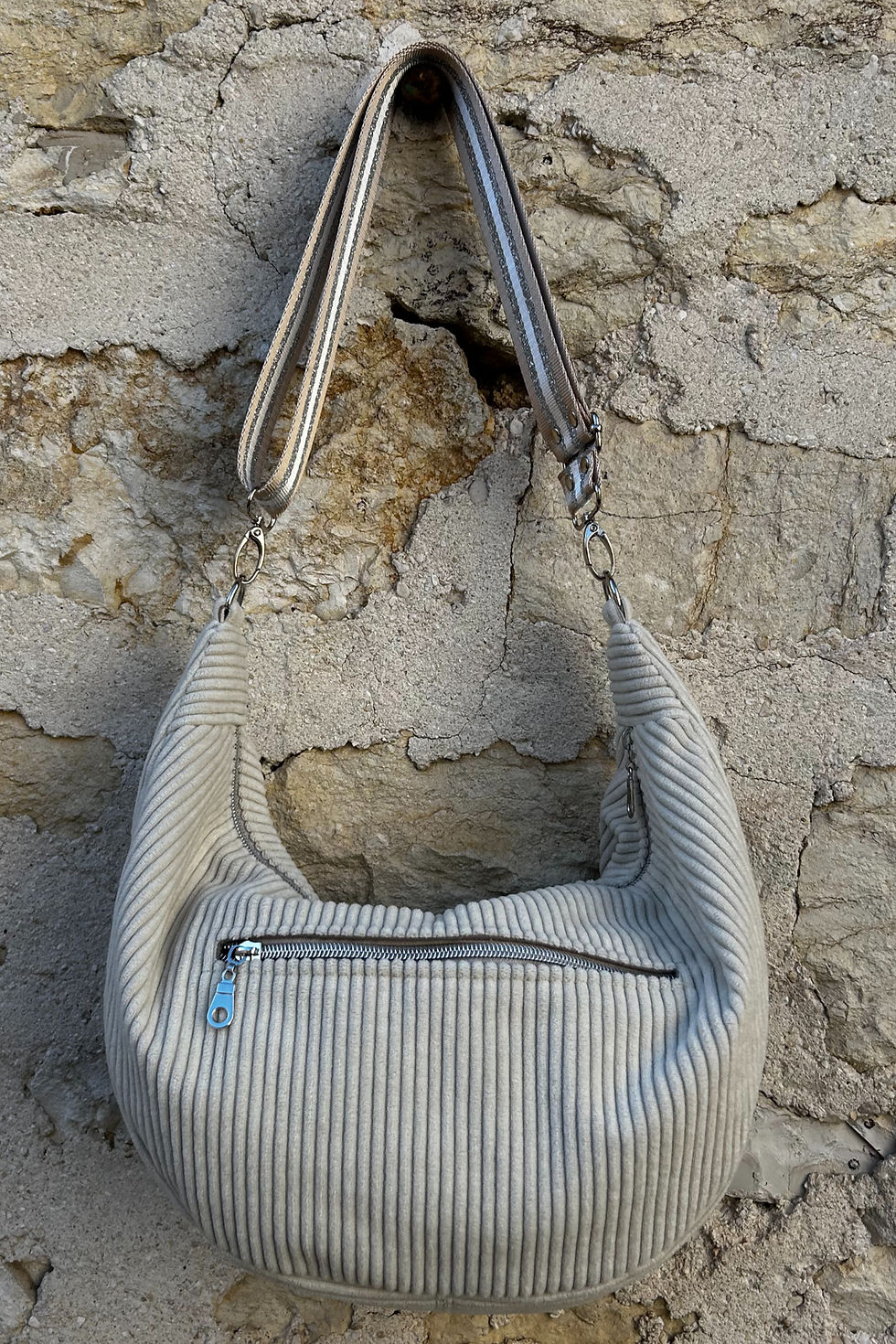 Thumbnail: Sac demi-lune fait main velours côtelé beige - 3 tailles