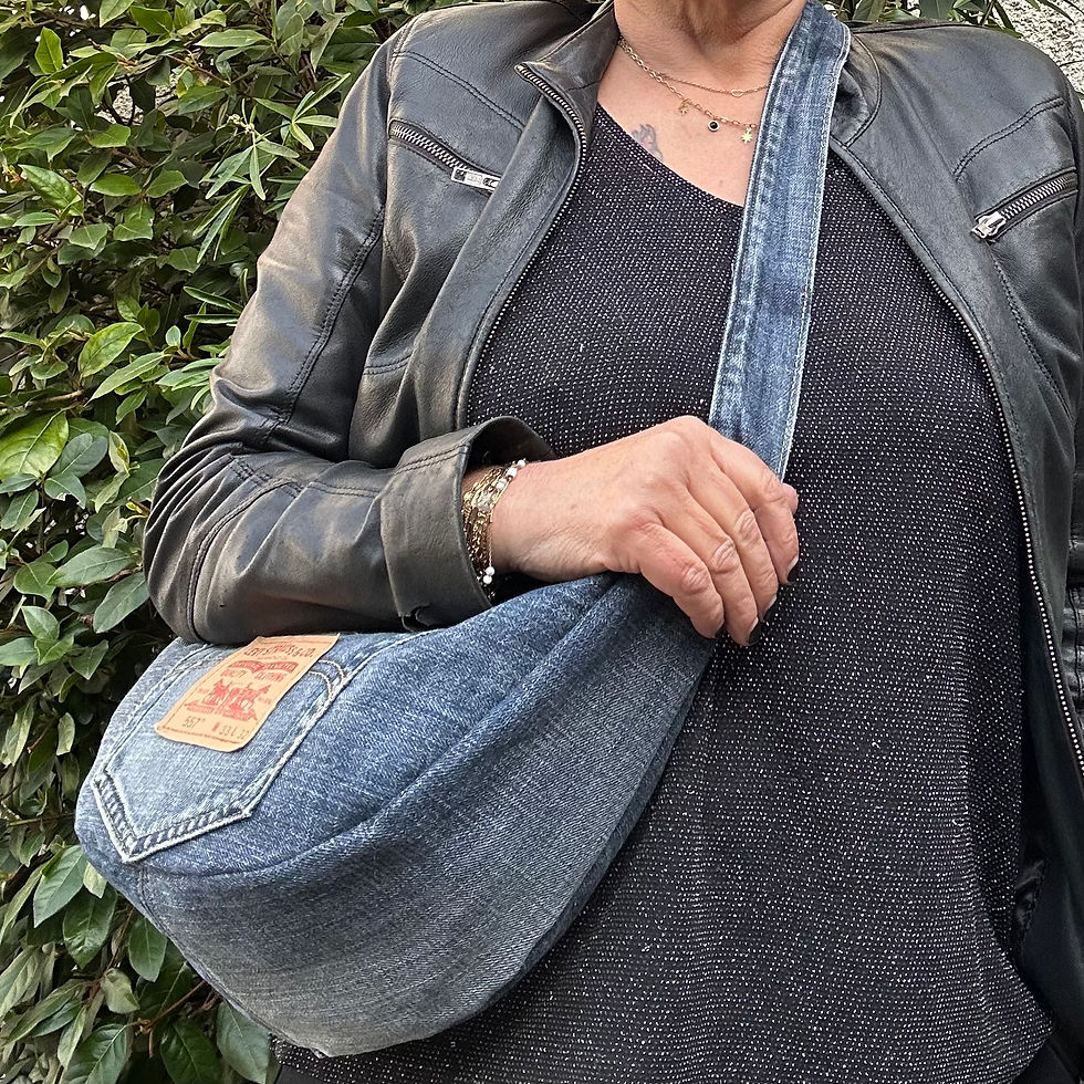 Thumbnail: Sac demi-lune fait main jean Levi’s recyclé 