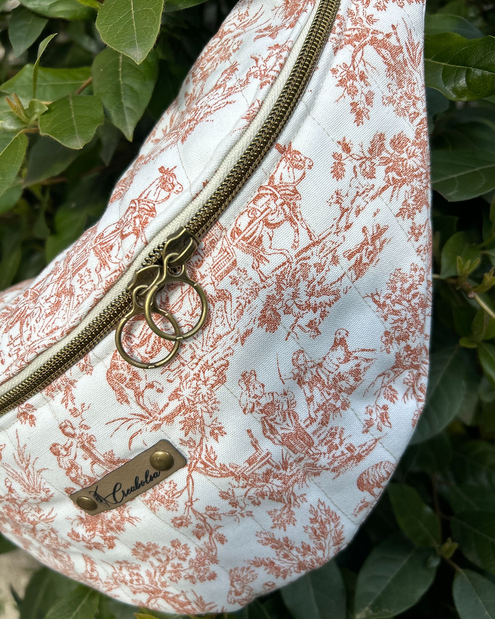 Thumbnail: Sac banane fait main matelassé en toile de Jouy enduit