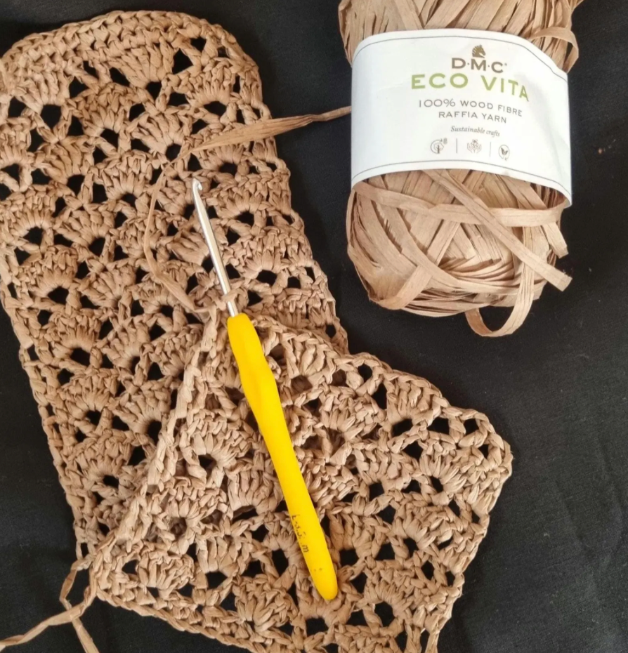 Thumbnail: Hook/raffia phone pouch