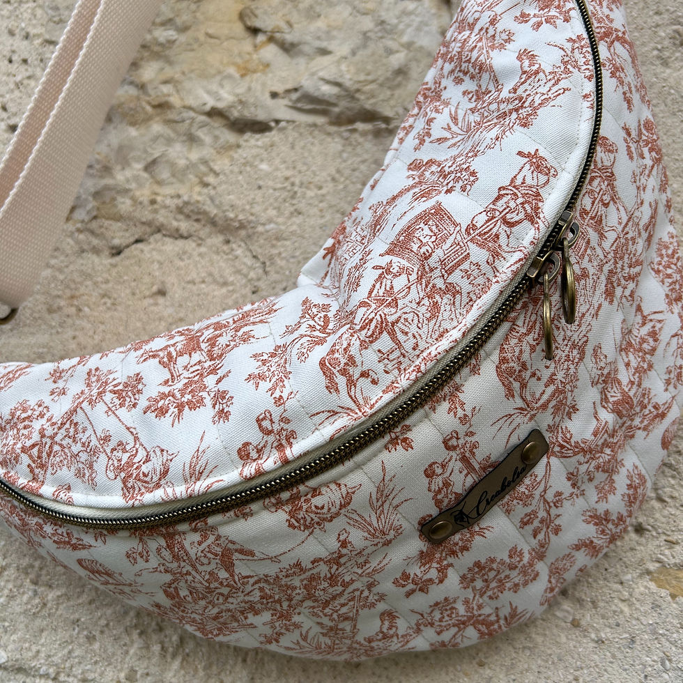 Thumbnail: Sac banane fait main matelassé en toile de Jouy enduit