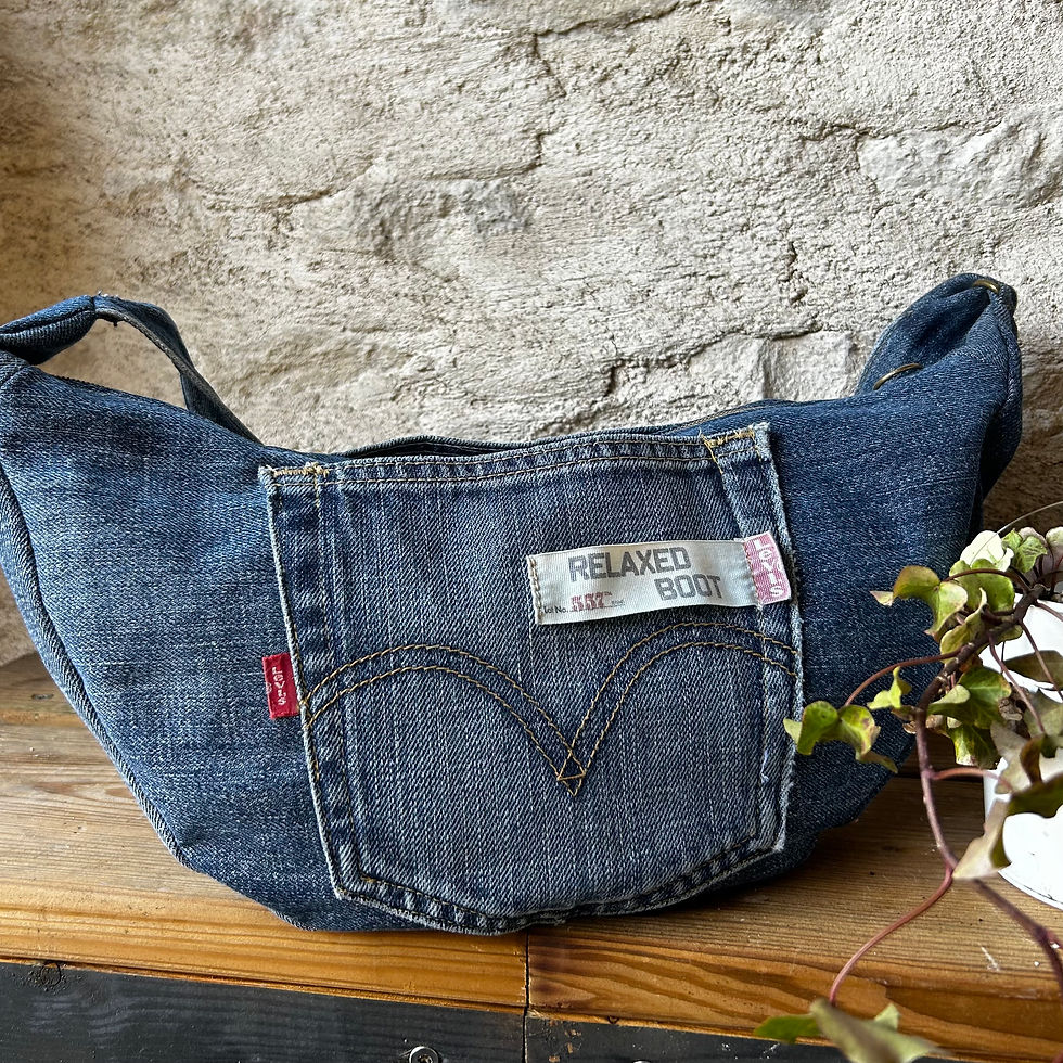 Thumbnail: Sac demi-lune fait main jean Levi’s recyclé 