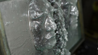 Nauja paroda „GLASS BODY“: mados ir meninio stiklo sintezė Lauros ir Viktoro Dailidėnų kūryboje