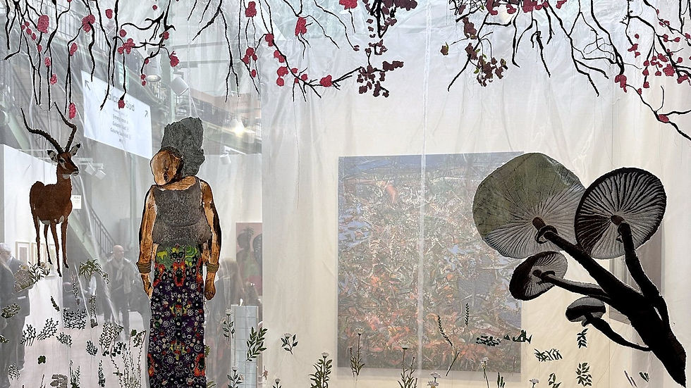 Installation unter der Glaskuppel des Grand Palais an der Art Basel Paris 2026