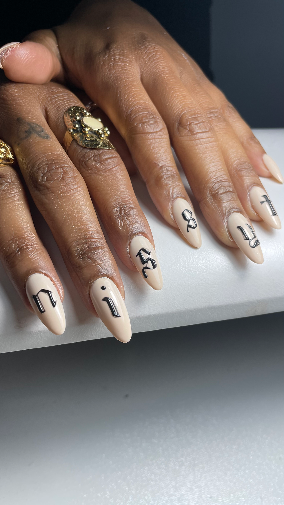nail art lettres gothiques