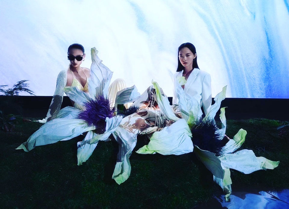 Large decorative flower sculptures for immersive scenic productions