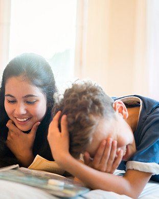-Kinder, die Hausaufgaben