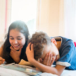 Les enfants à faire leurs devoirs
