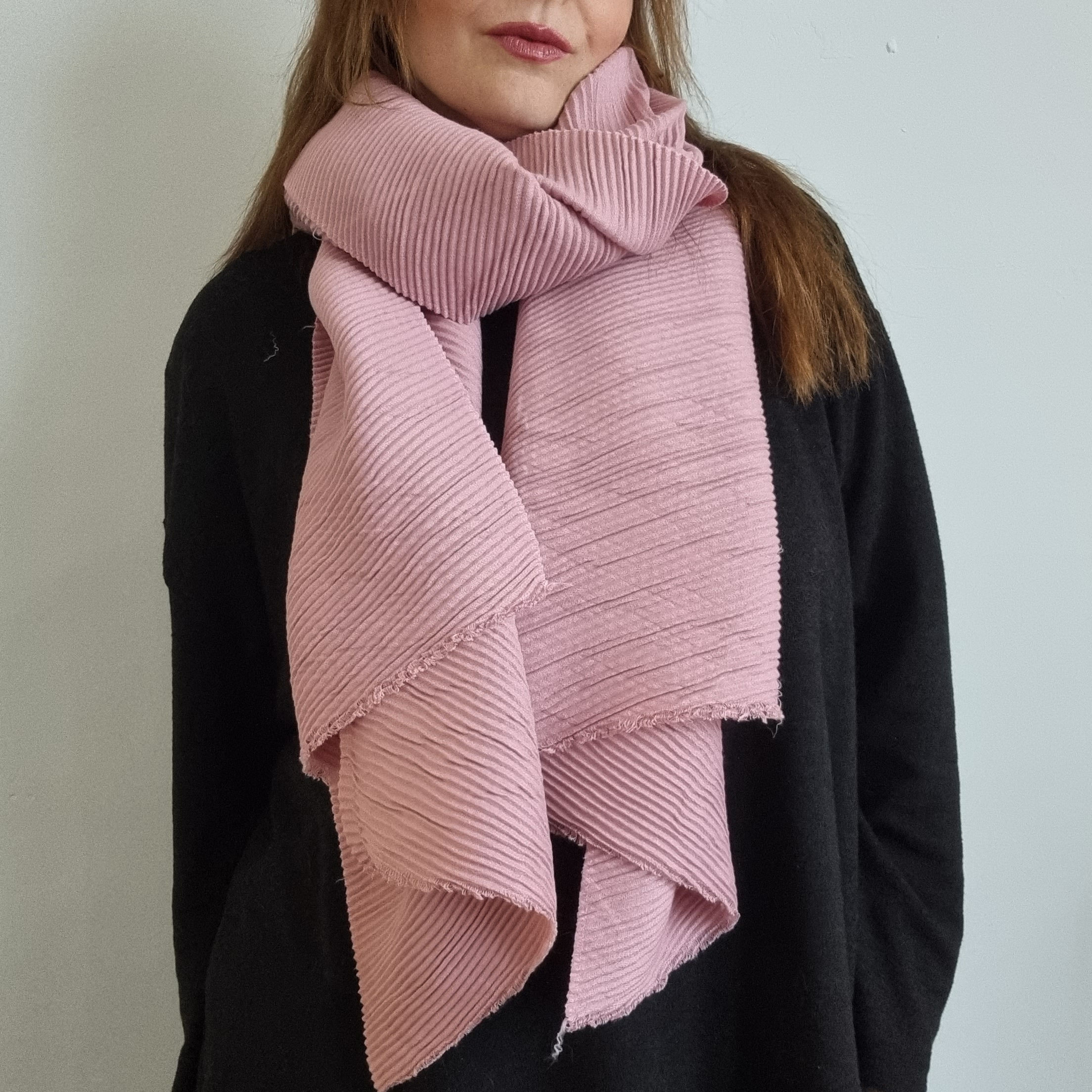Soft, crinkle scarf in dusty pink
