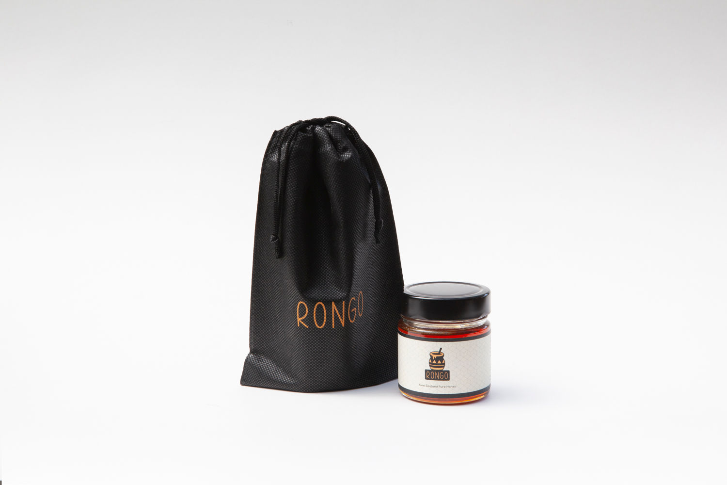 黒い不織布の巾着とハニーデューハニーの瓶
