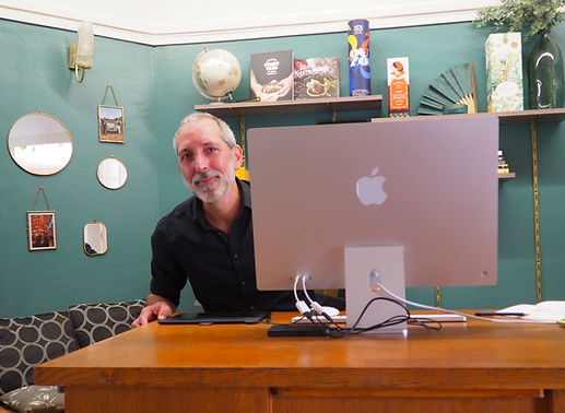 Chris-portrait-bureau-souriant.jpg