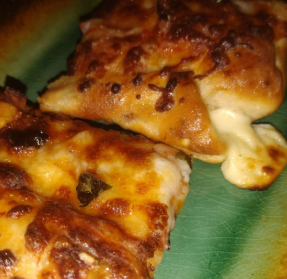 Homemade pizza night with garden-fresh toppings and you know it cheese-stuffed crust! Nothing beats the taste of home 🌱🍕