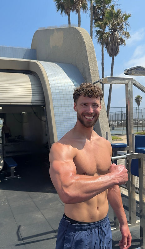 Jorian sport op Muscle Beach als voorbeeld van een actieve en fitte levensstijl.