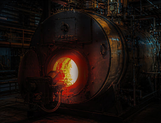 Caldeira industrial de alta temperatura operando com combustão de óleo BPF em ambiente industrial
