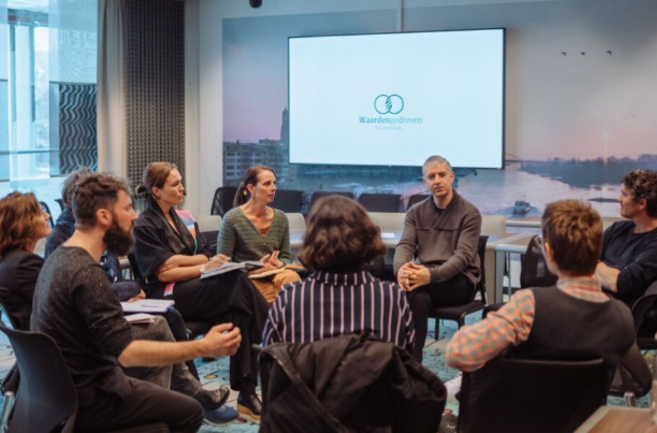 Medewerkers in gesprek tijdens een programma over leiderschap en vertrouwen