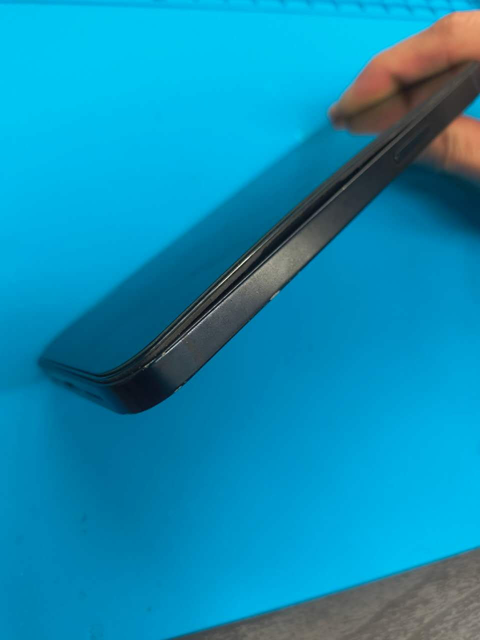 【iPhone 13】画面が浮いてきたら危険！バッテリー膨張を即日交換で解決｜なんば駅徒歩2分