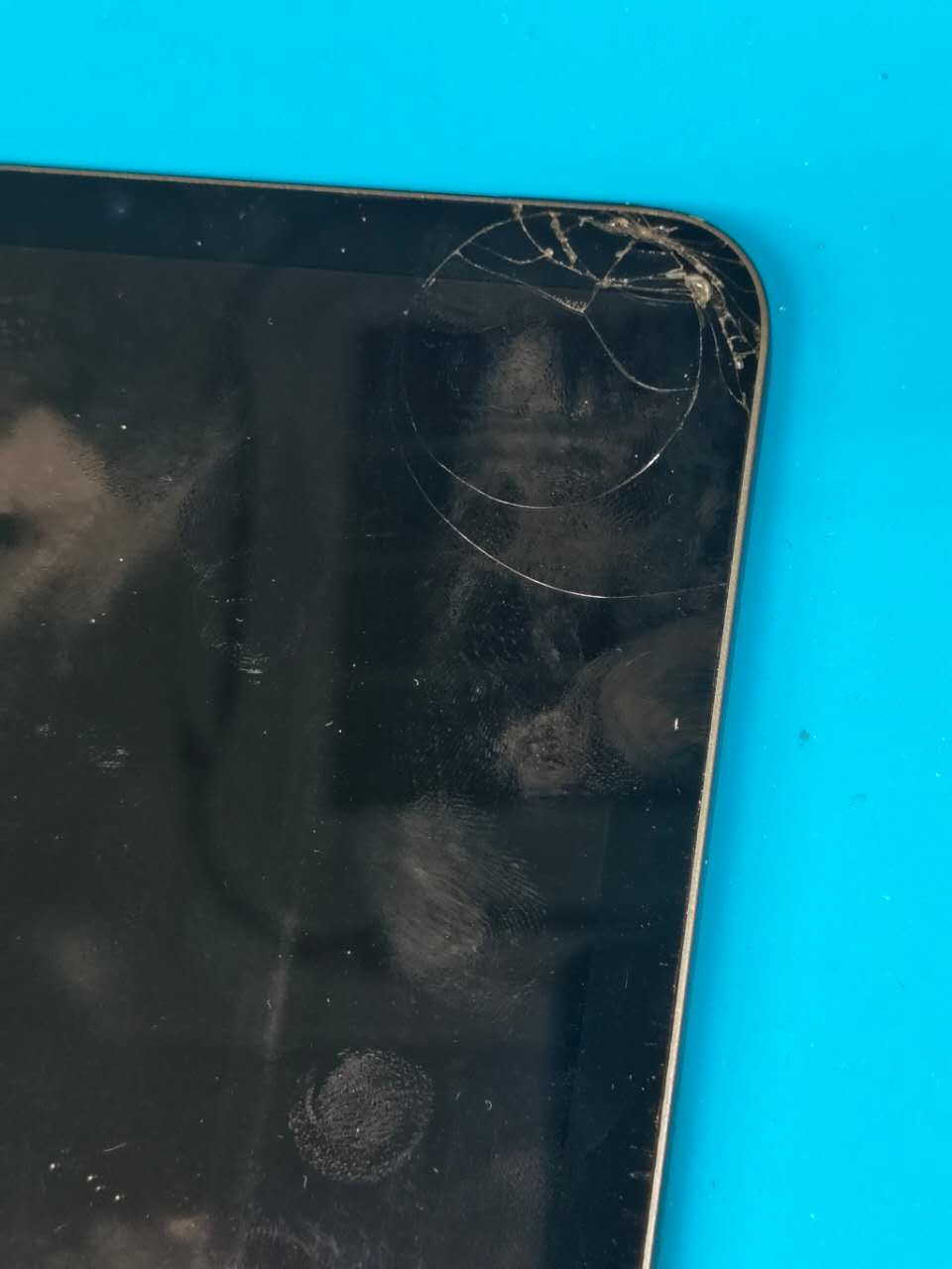 難波でiPad mini 6の画面交換！旅行中の外国人観光客のガラス割れトラブルを即日修理