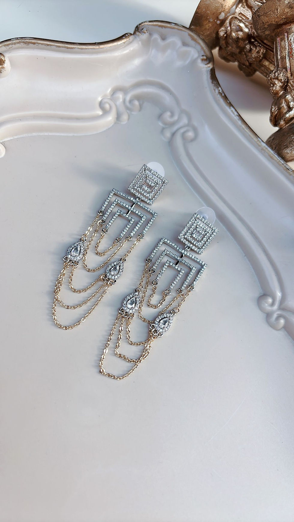 Zirkon taşlı zincir sallantılı küpe