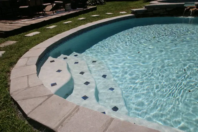 Swimming-pools-with-alternate-finishes-15-750x500.webp