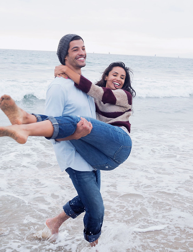 El hombre lleva a su novia