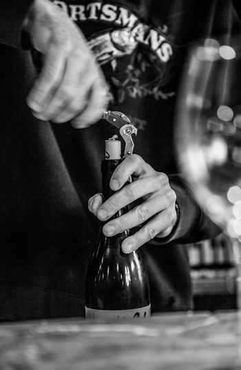 Café Marengo, wijnfles opendraaien