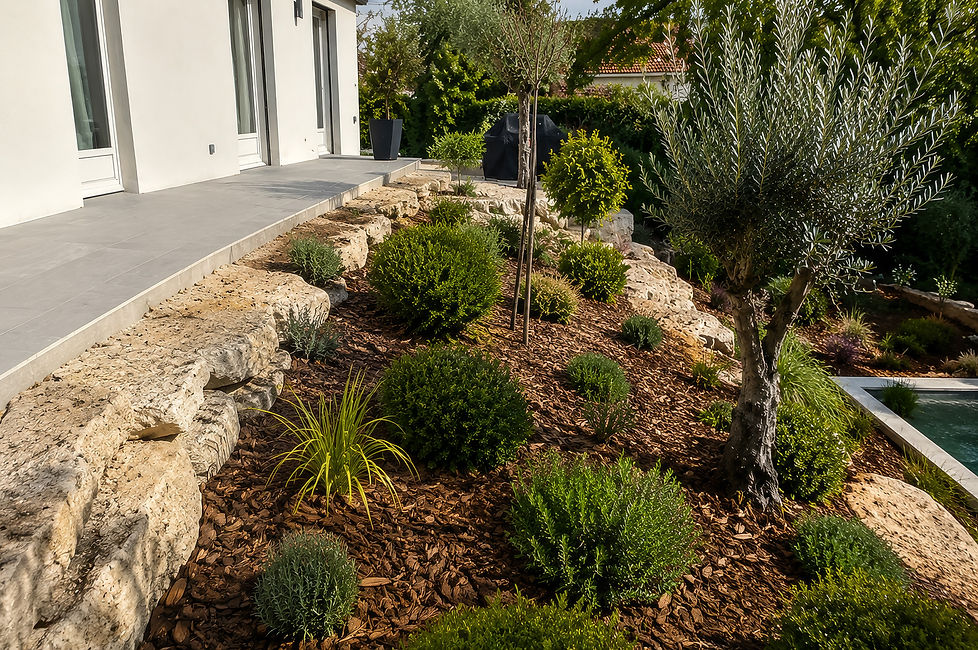Plantation d'arbustes de qualité et pose de paillage organique dans un jardin lyonnais