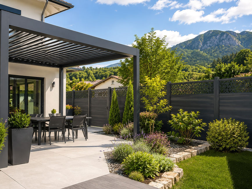 Pose d'une clôture en bois avec brise-vue et aménagement d'une pergola sur-mesure