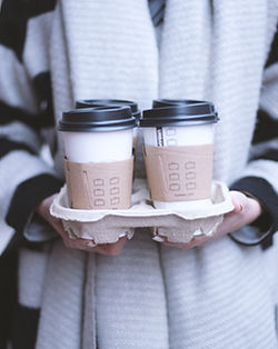 Fille tenant Take-Away Café