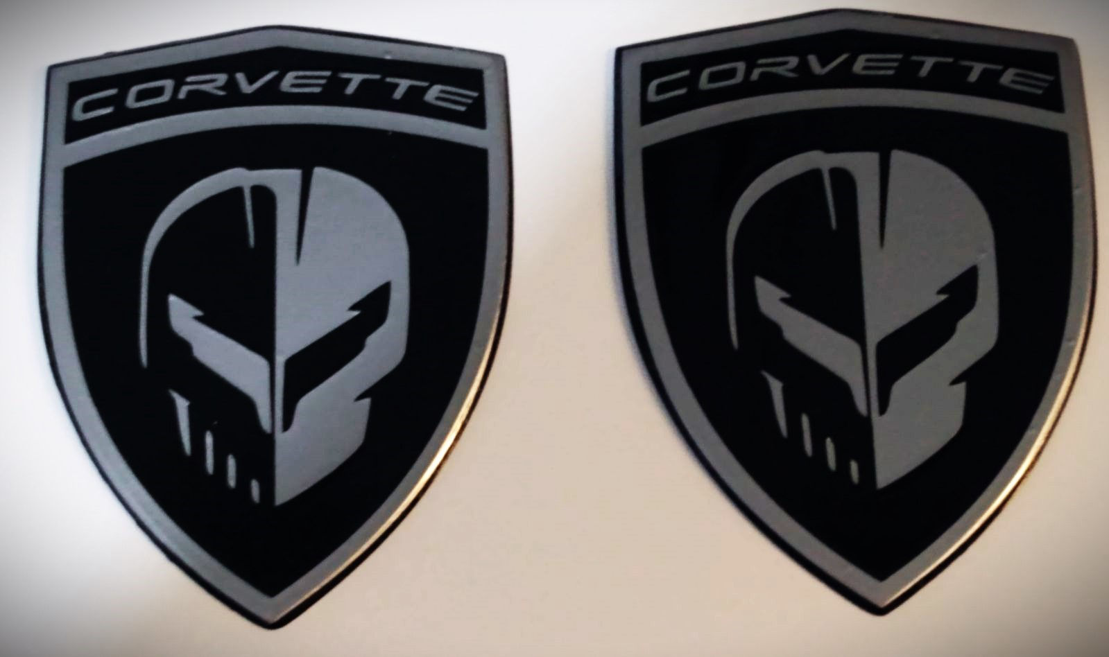 C8 CORVETTE FENDER BADGES- SILVER ON CARBON FLASH
