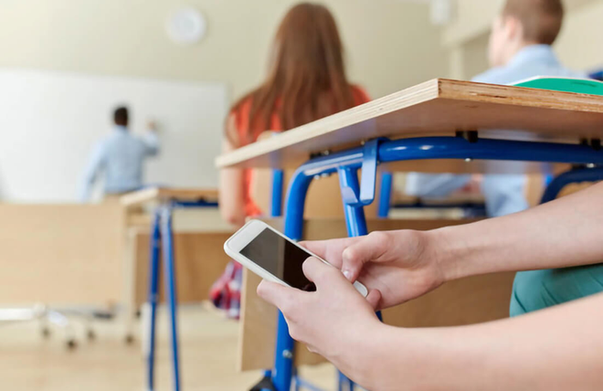 Pesquisa avalia o impacto da lei sobre o uso de celulares nas escolas