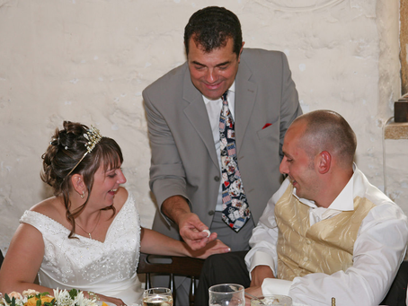 How to Choose the Perfect Wedding Magician: A Comprehensive Guide