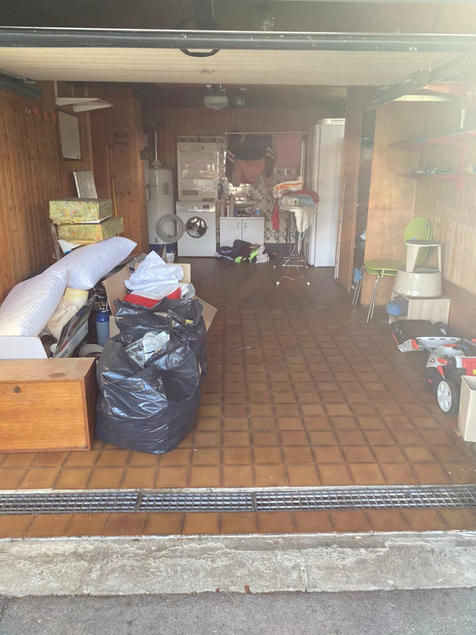 Service de débarras Plein de vide, photo avant intervention, garage d'un particulier.
