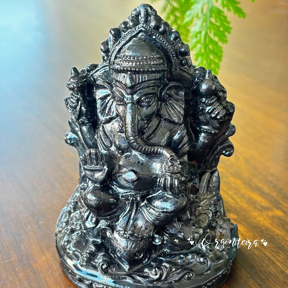 Miniatura: Ganesha de Orgonite com Turmalina Negra, Selenita e Quartzo Lemuriano. Peça para limpeza energética, proteção e transmutação.